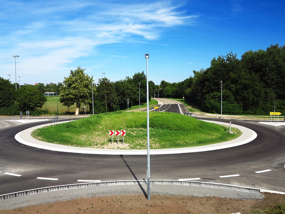 How to Navigate Roundabouts Without Confusion - Featured Image